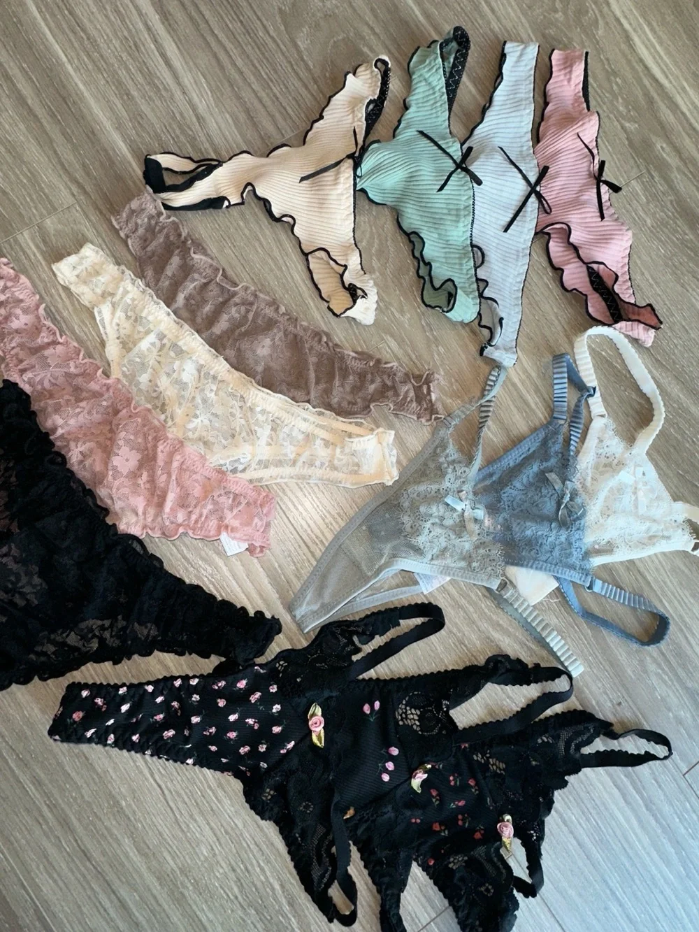 Thongs! - Picture 2 of 14